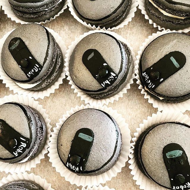 Ce avem azi in meniu? Macarons pentru oameni, firimituri pentru #Roomba #iRobot #Roomba #Braava #roboticvacuumcleaner #roboticmop #robotaspirator #robotmop #sparklingclean #robot #robots #robotic #curatluna